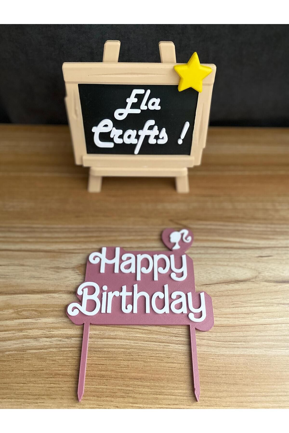 3D Barbie Figürlü “Happy Birthday” Pasta Süsü – Doğum Günü Parti Dekoru, Özel Tasarım