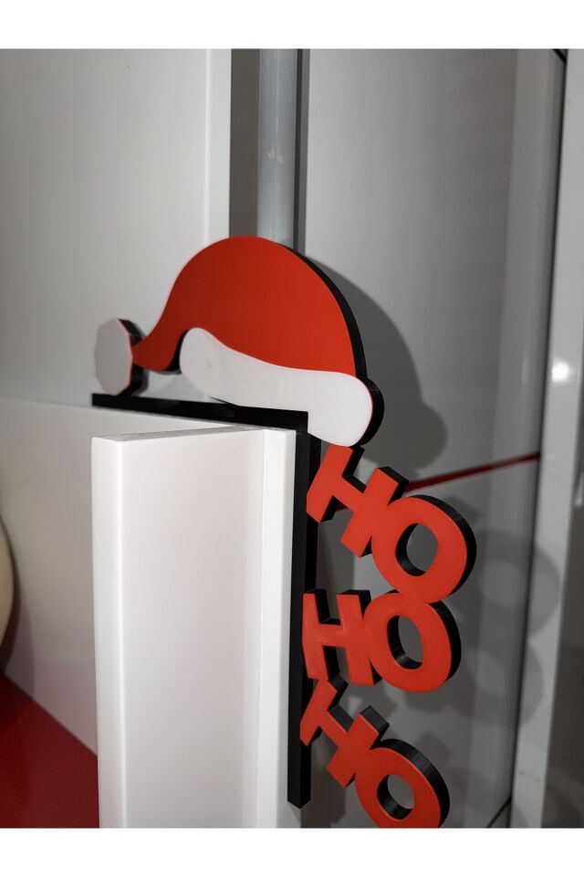 Yılbaşı Kapı Süsü HO HO HO – Noel Baba Şapkalı Dekoratif 3D Masa ve Kapı Üstü Süsü