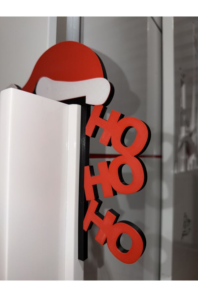 Yılbaşı Kapı Süsü HO HO HO – Noel Baba Şapkalı Dekoratif 3D Masa ve Kapı Üstü Süsü