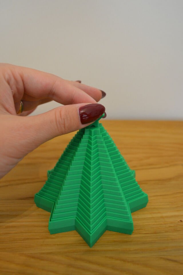 Hareketli Katmanlı Yıldızlı Yılbaşı Ağacı – Masaüstü Yılbaşı Dekoru & Fidget Oyuncak