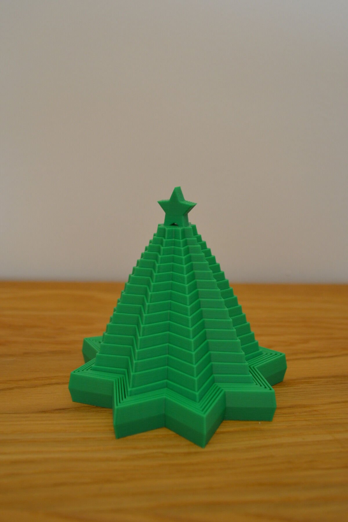 Hareketli Katmanlı Yıldızlı Yılbaşı Ağacı – Masaüstü Yılbaşı Dekoru & Fidget Oyuncak