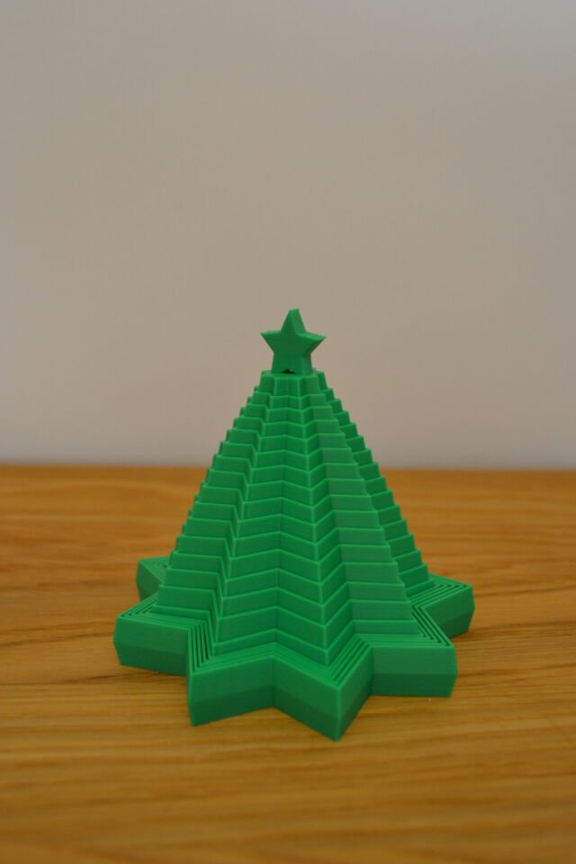 Hareketli Katmanlı Yıldızlı Yılbaşı Ağacı – Masaüstü Yılbaşı Dekoru & Fidget Oyuncak