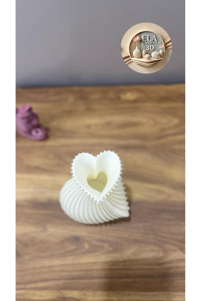 Zarif ve Şık Kalp Desenli Dekoratif Vazo