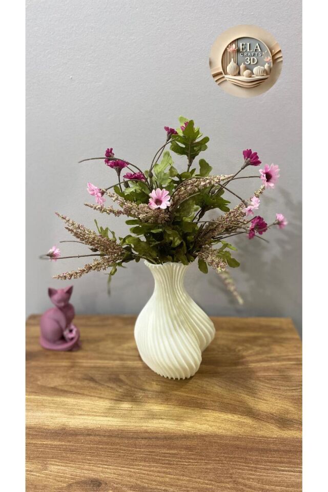 Zarif ve Şık Kalp Desenli Dekoratif Vazo